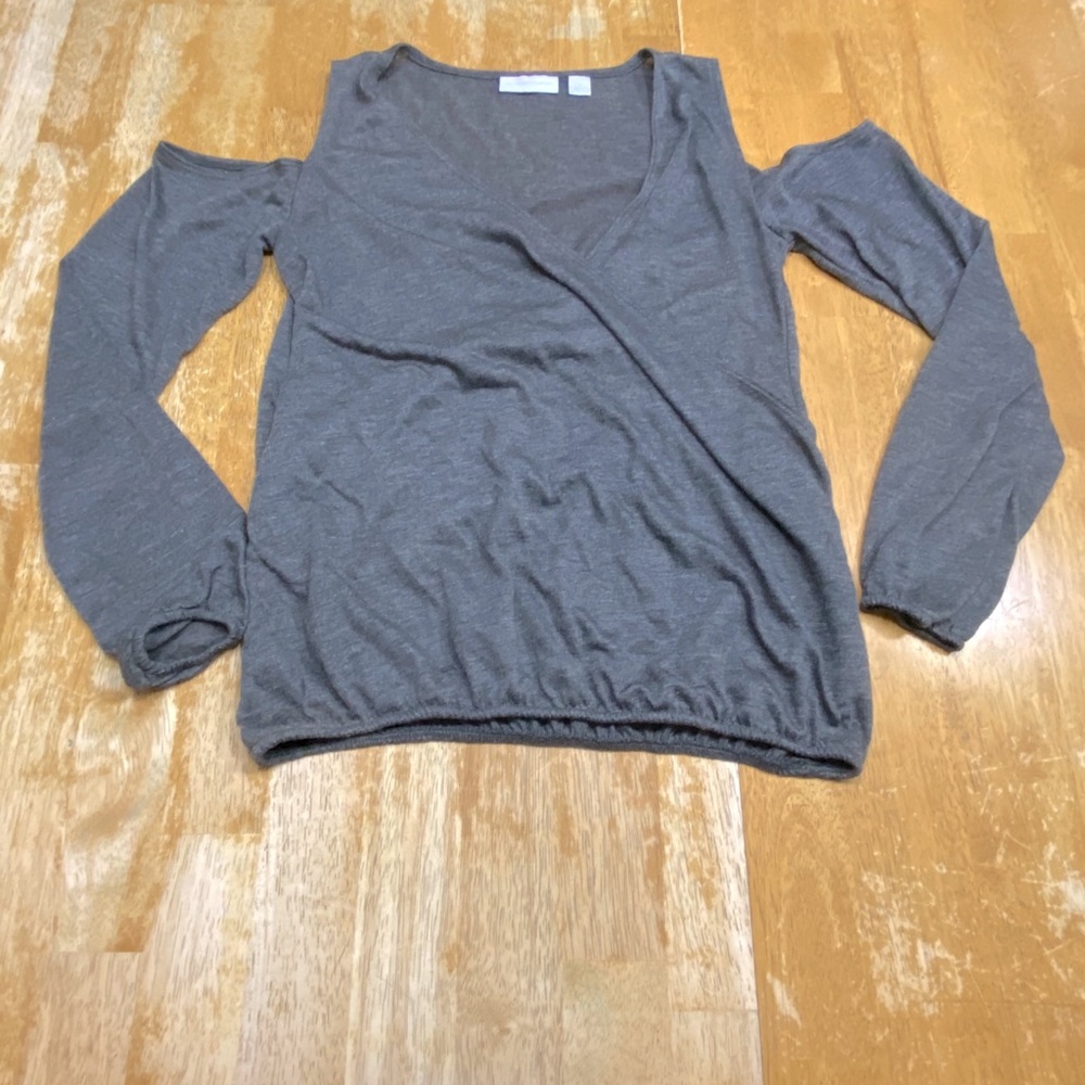 NY&Co. Gray Cold Shoulder Top Size Small